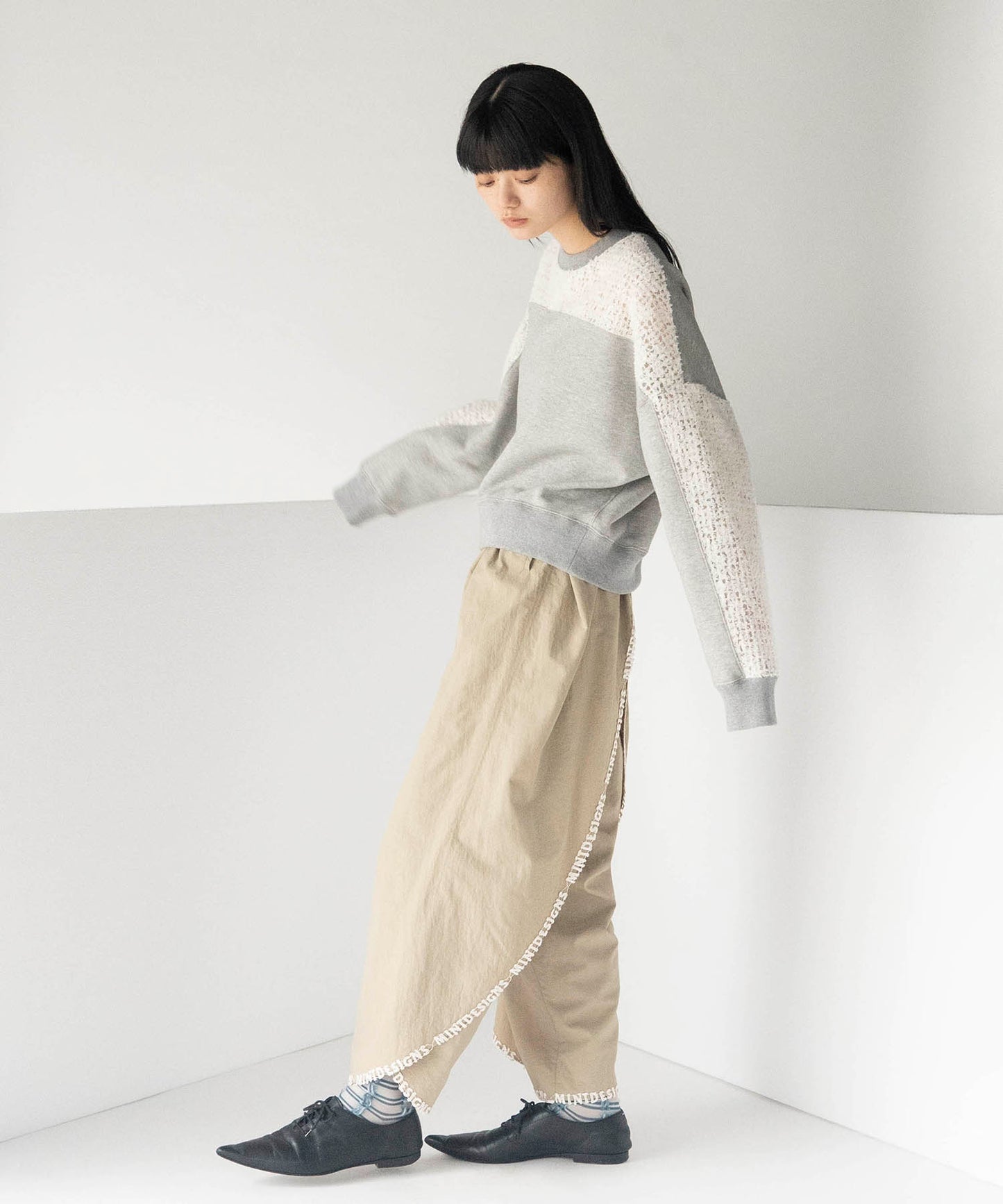FEATHER LACE SWEAT
