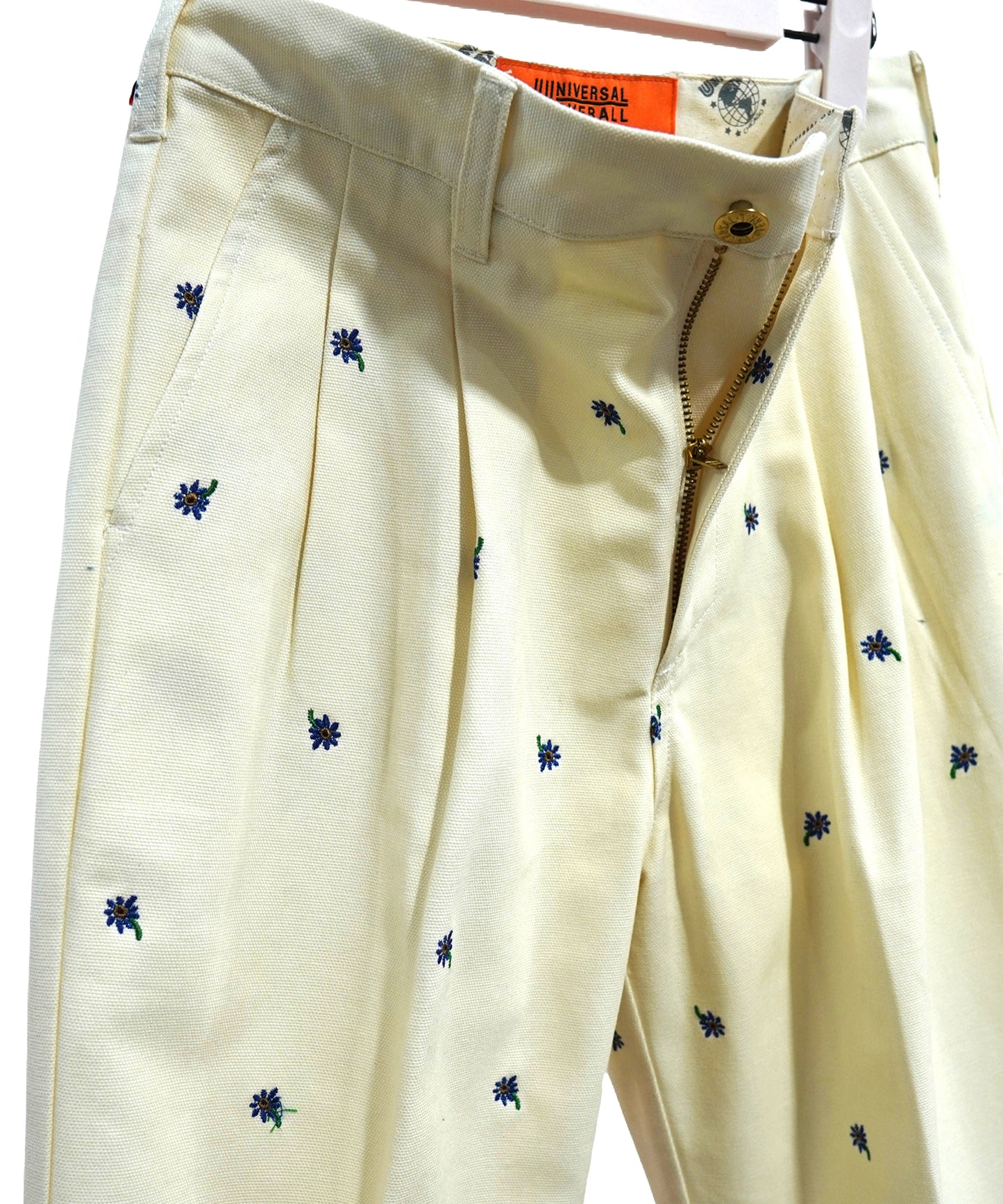FLOWER EMBROIDERY TUCK PANTSfeat.UNIVERSALOVERALL