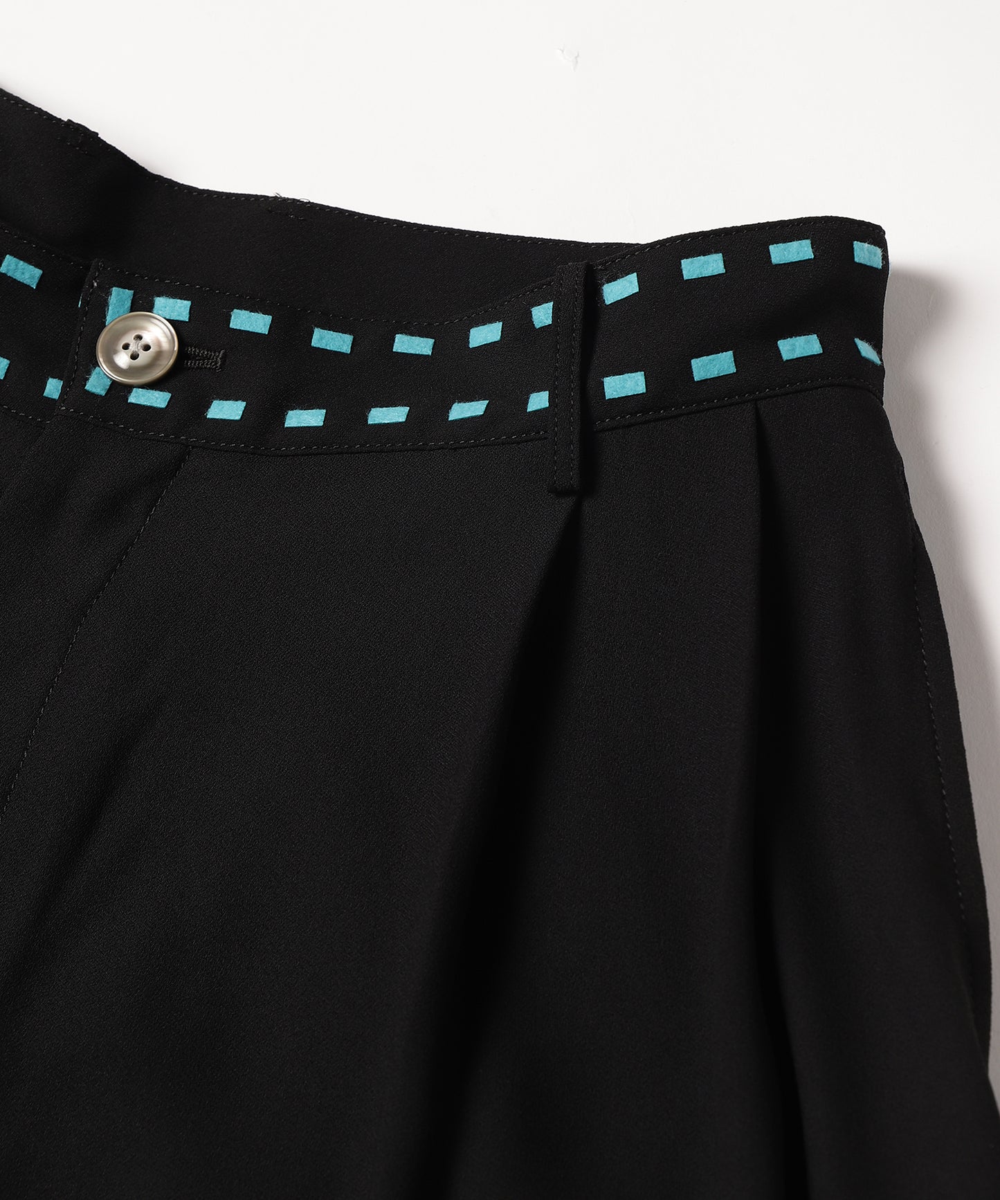 LASER STITCH SHORT PANTS
