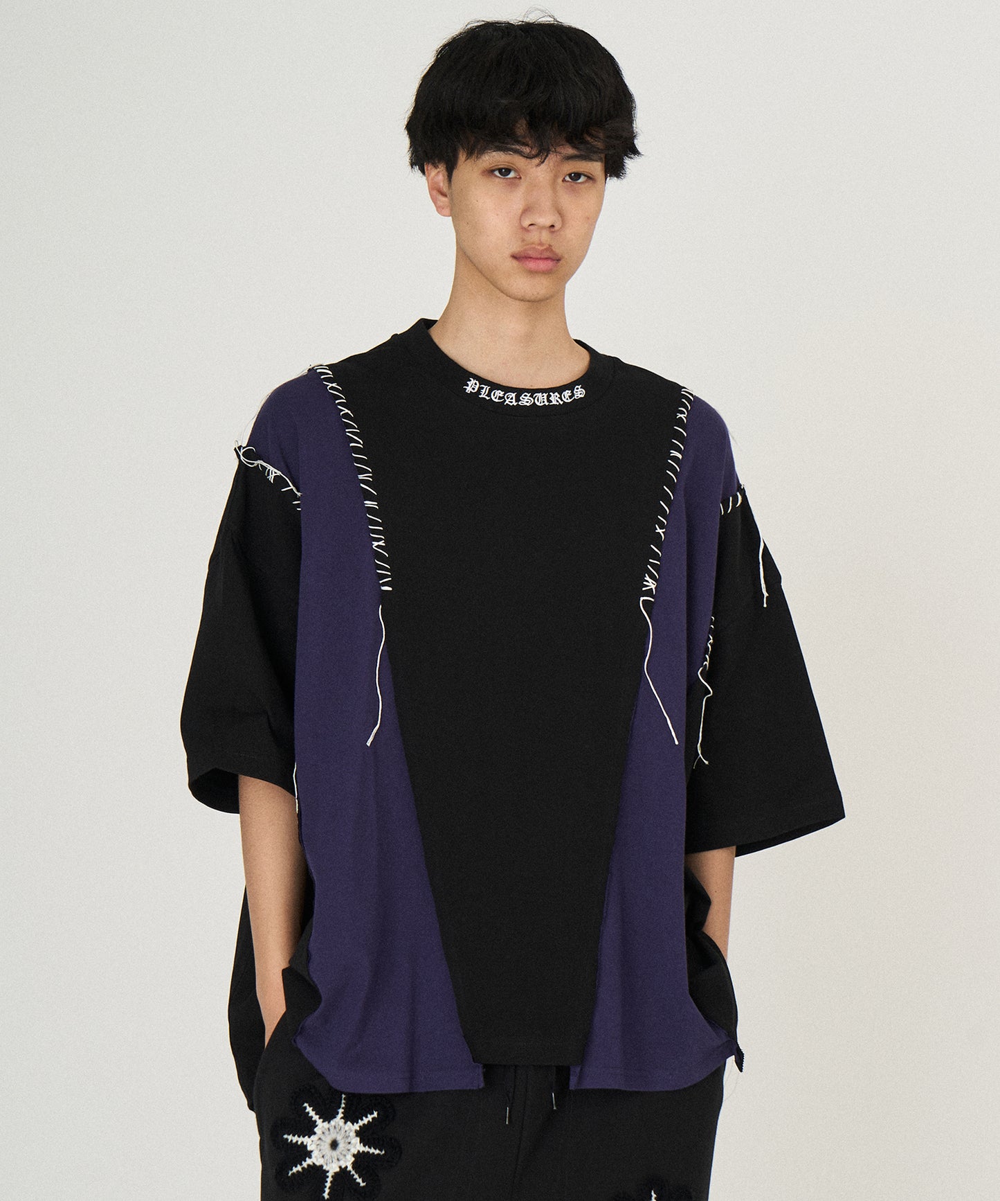 PLEASURES x DISCOVERED DOCKING WIDE TEE