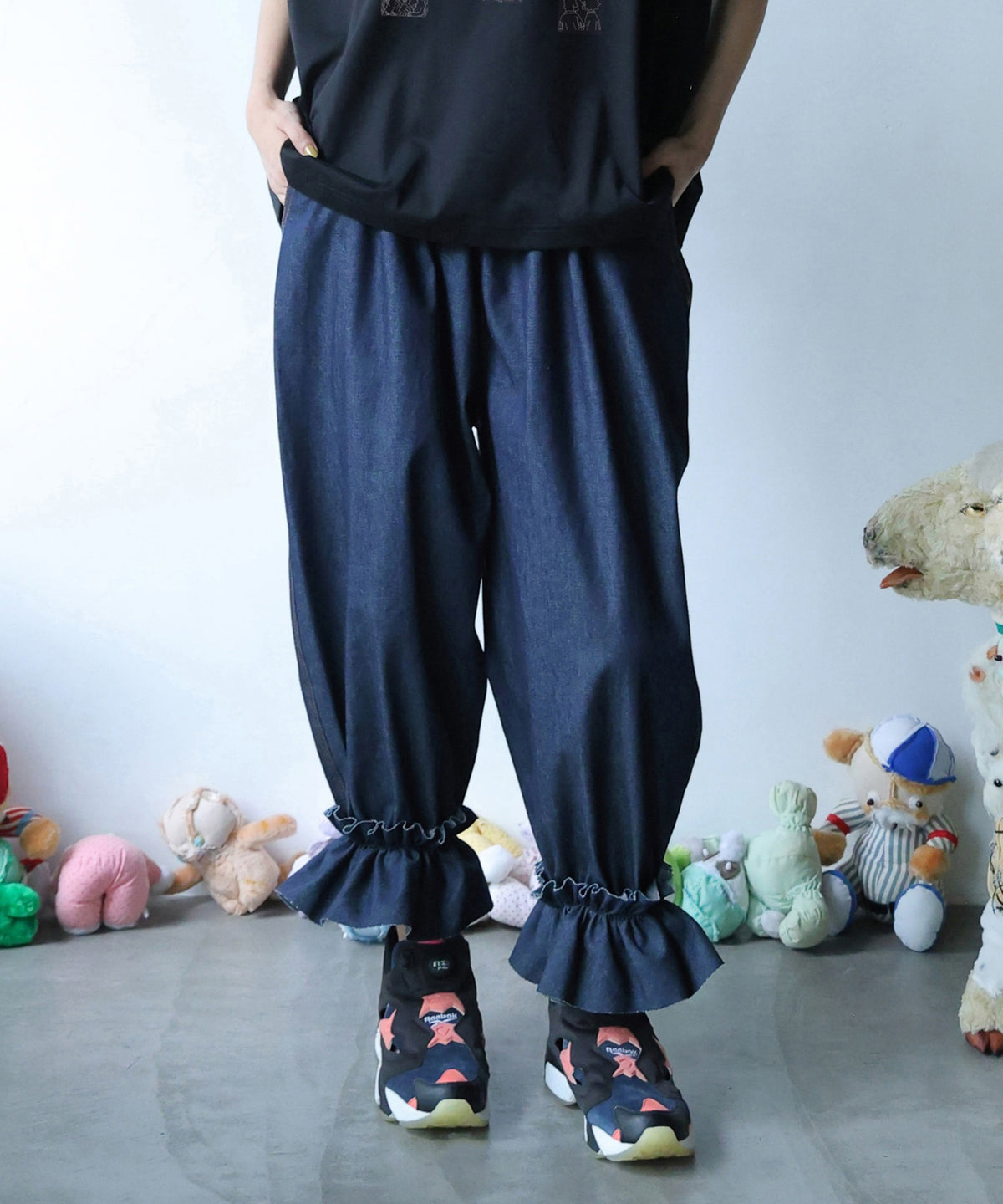 GATHERED DENIM PANTS