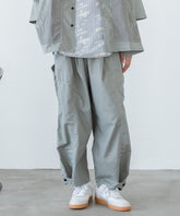 グレー