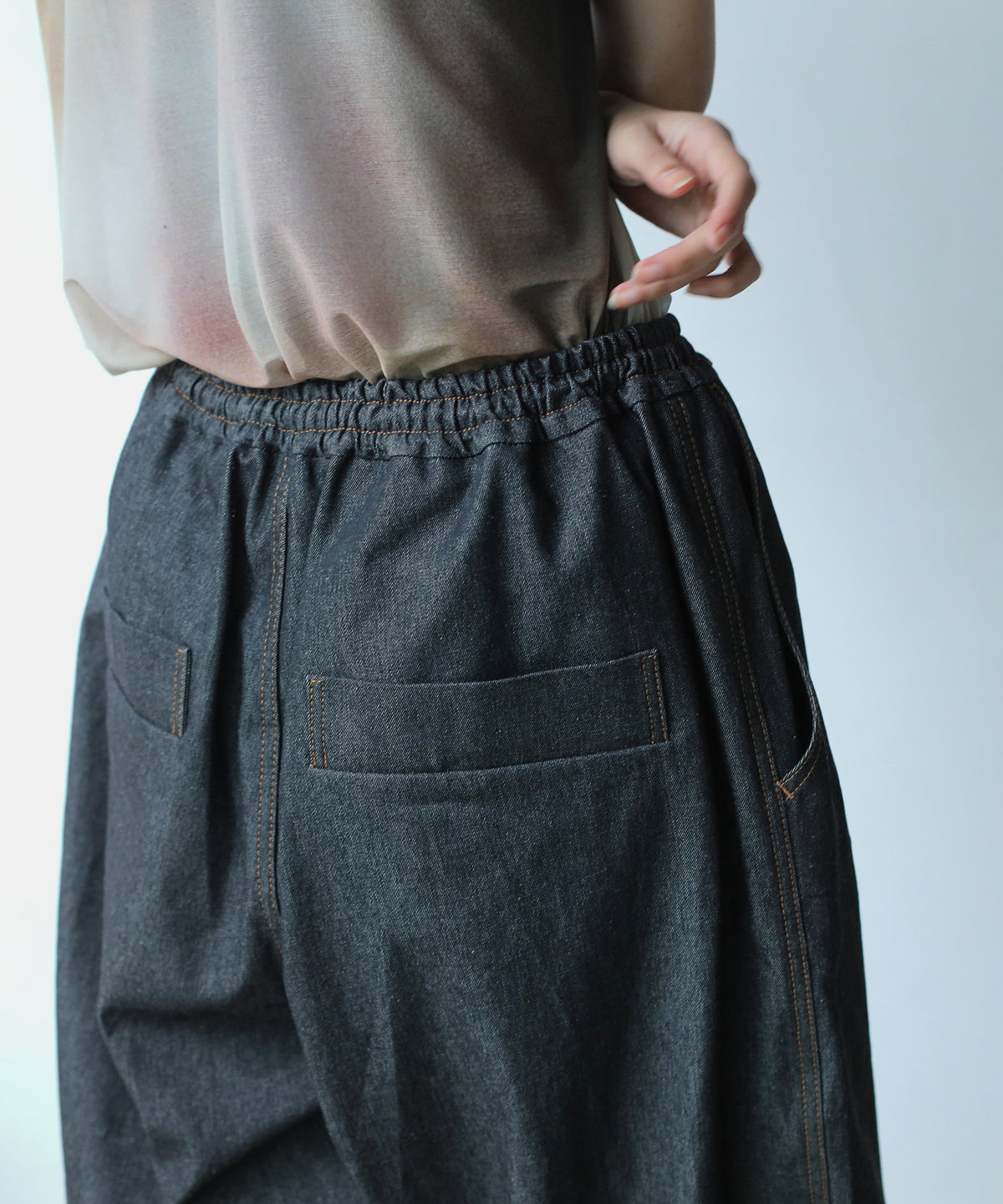 GATHERED DENIM PANTS