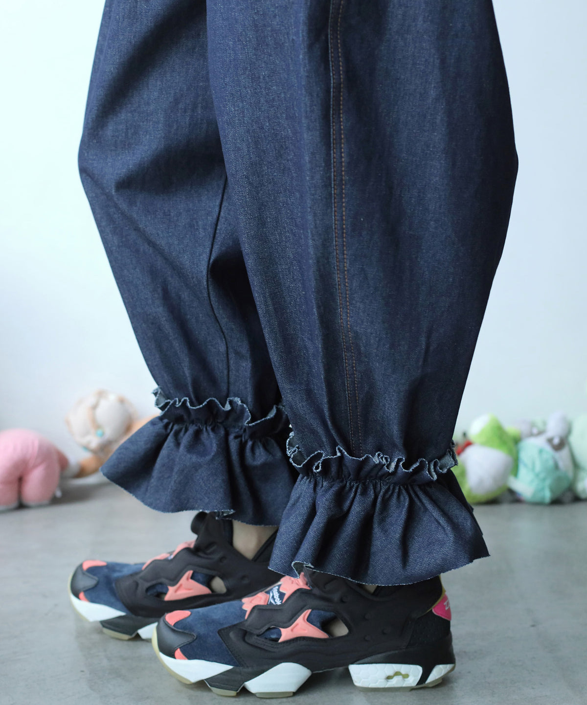 GATHERED DENIM PANTS
