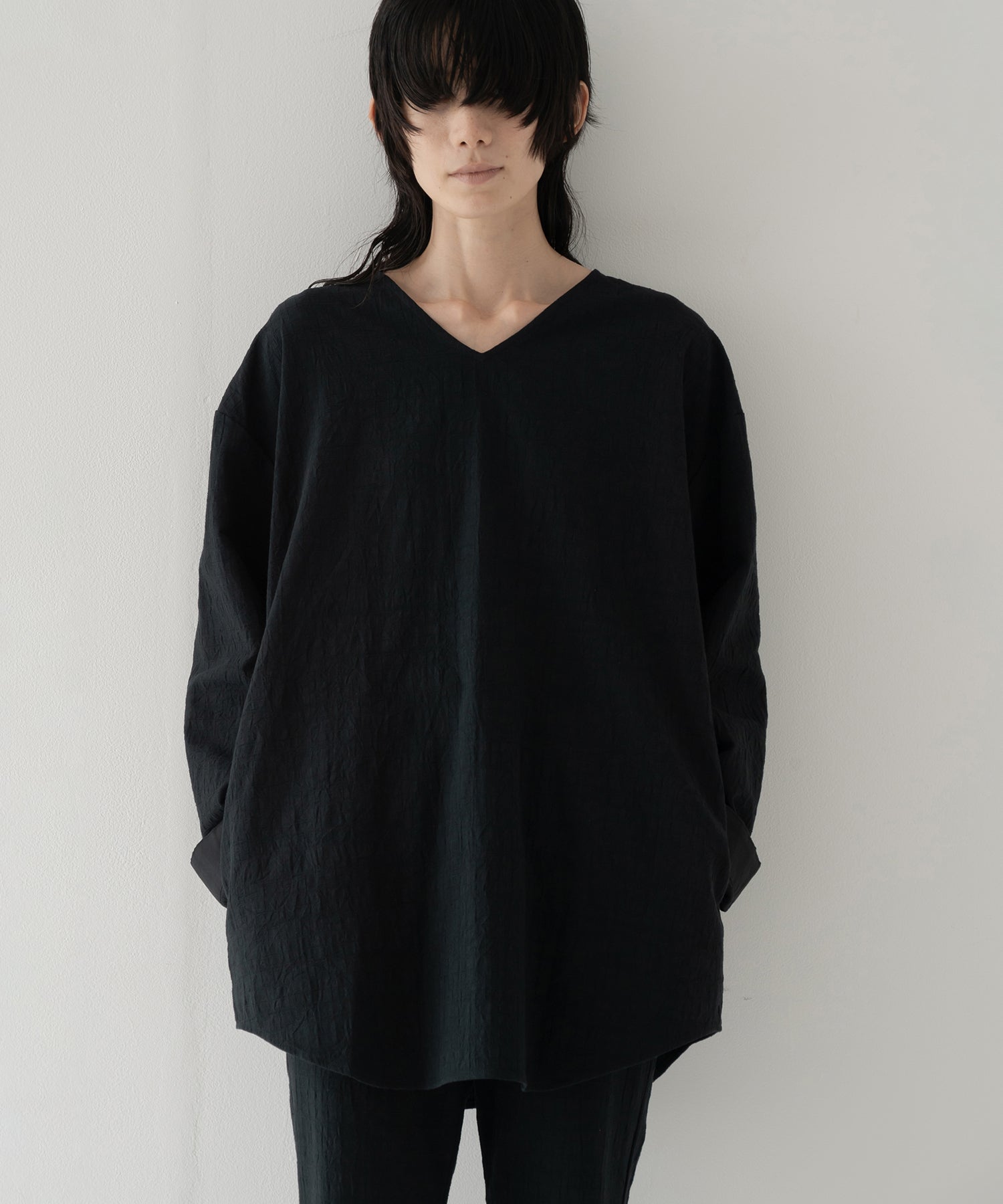 wrinkled effect v-neck pullover – ANLIO（アンリオ）