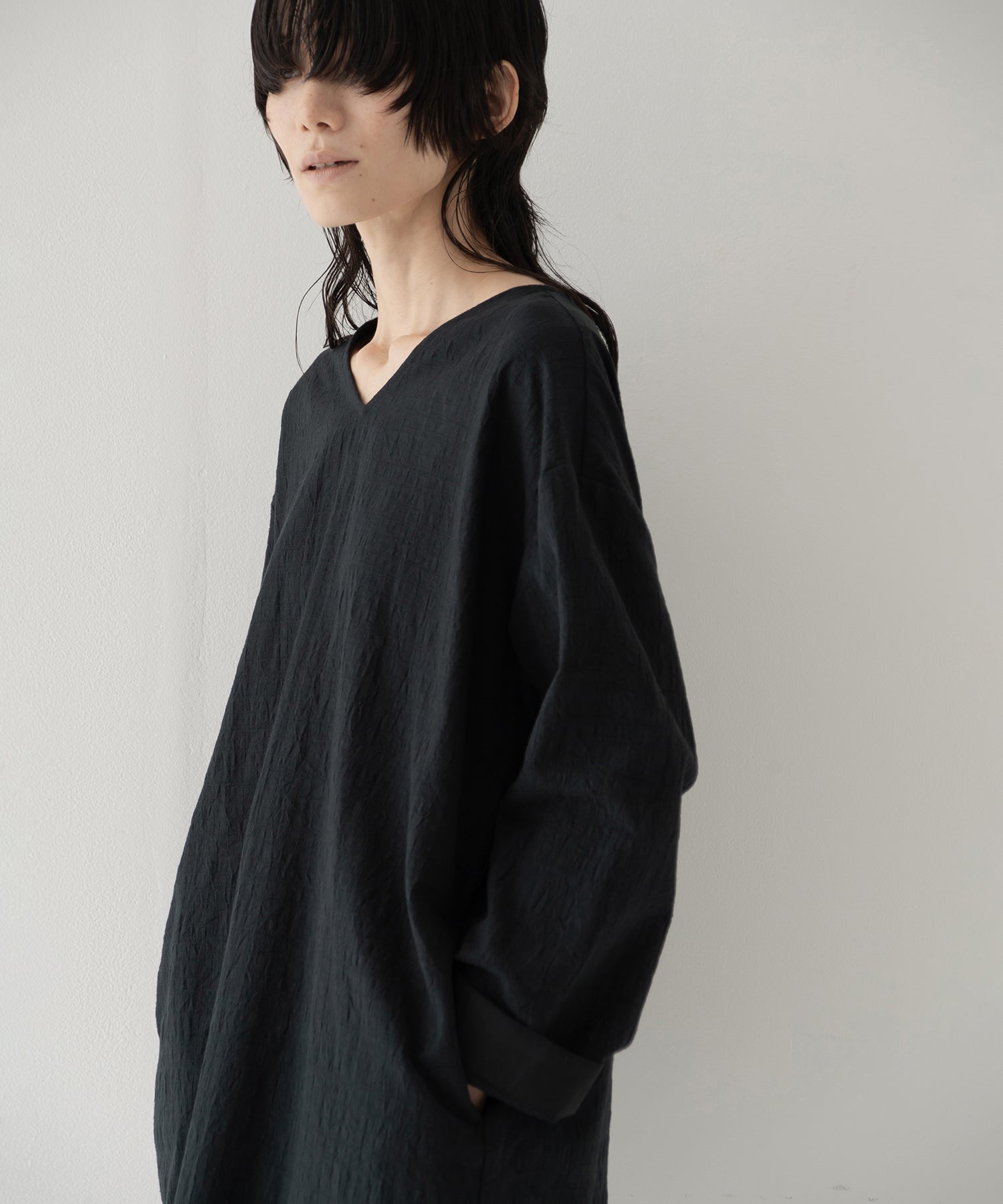 wrinkled effect v-neck pullover – ANLIO（アンリオ）