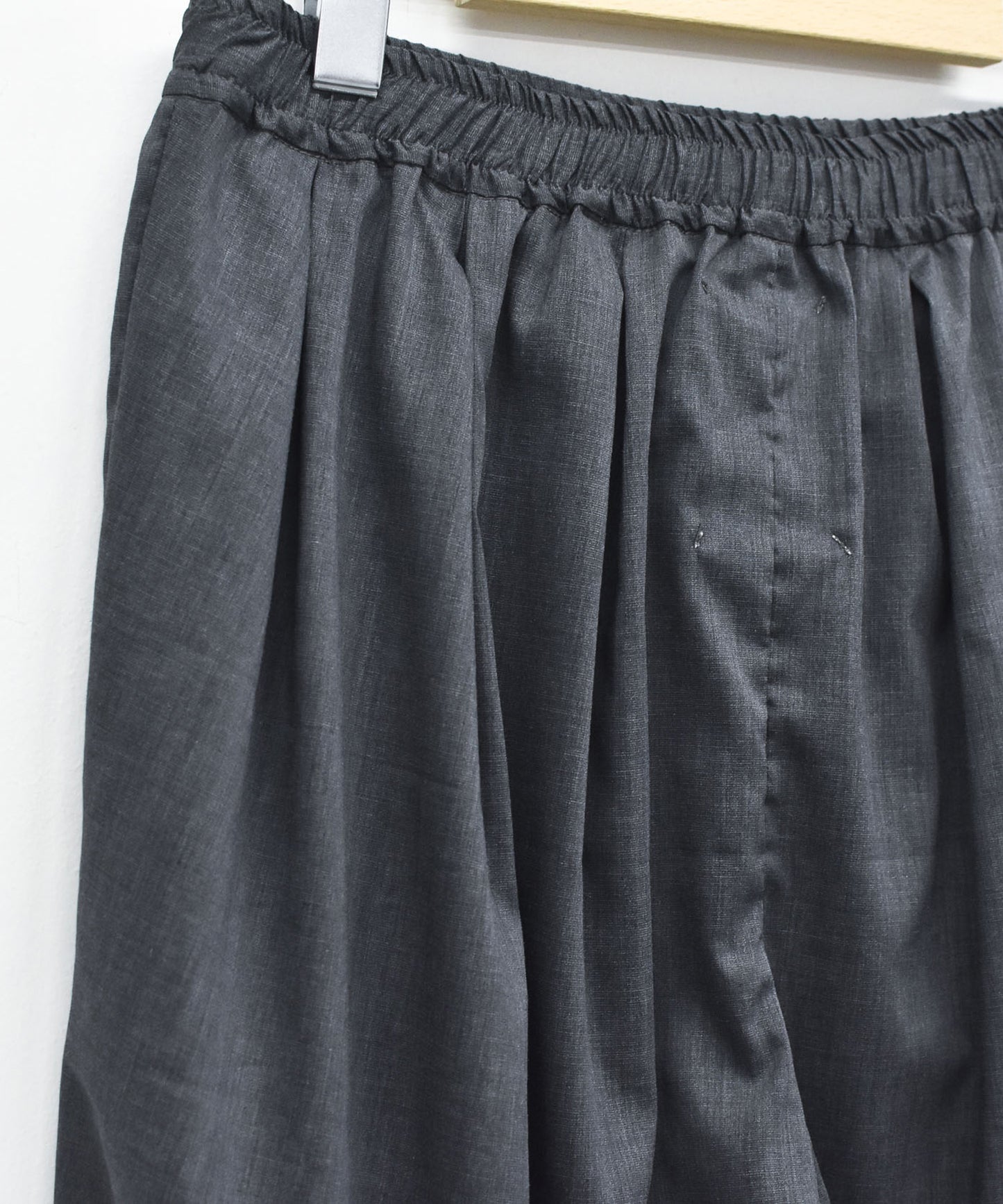 TRIPLE TUCK LINEN PANTS