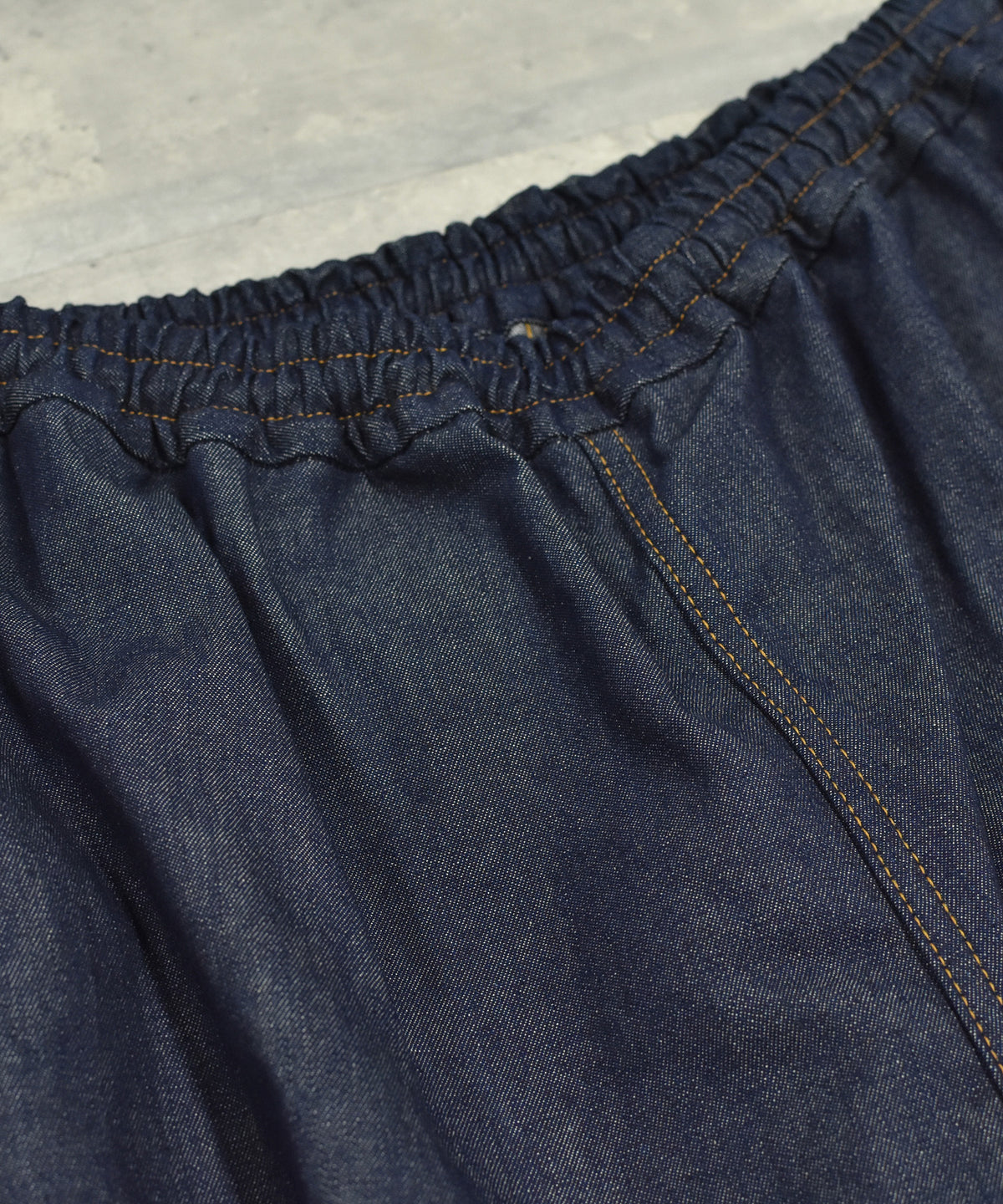 GATHERED DENIM PANTS