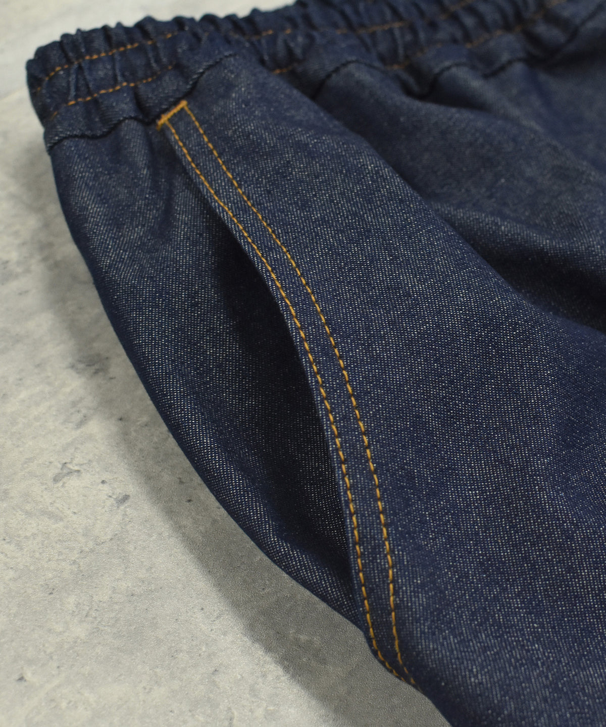 GATHERED DENIM PANTS