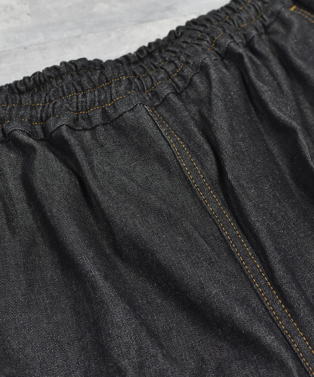 GATHERED DENIM PANTS