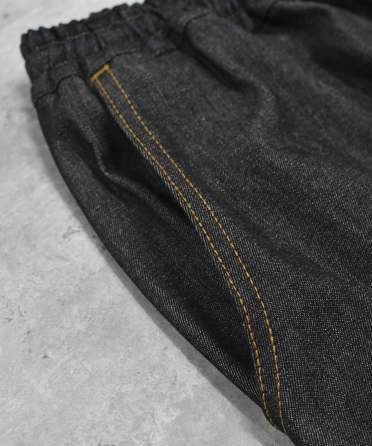 GATHERED DENIM PANTS