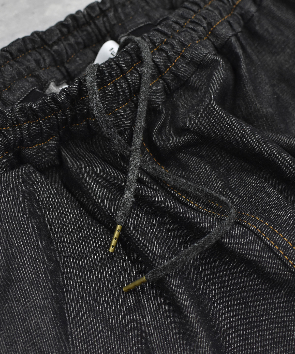 GATHERED DENIM PANTS