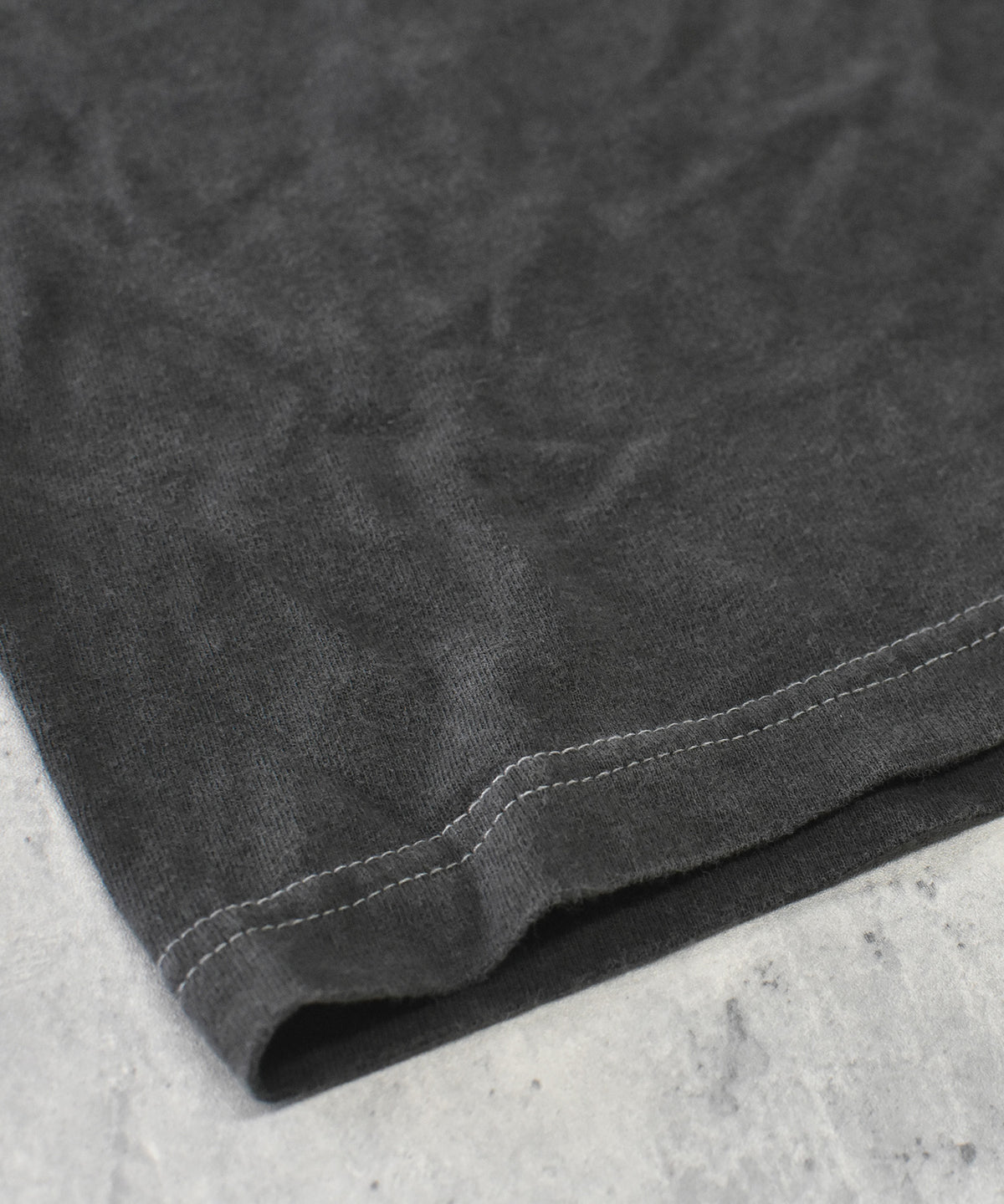 PIGMENT-DYED TEE（WAR IS OVER）